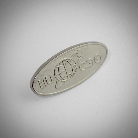 Изготовленный по индивидуальному макету цельнометаллический значок с логотипом из нейзильбера на цанговой застёжке